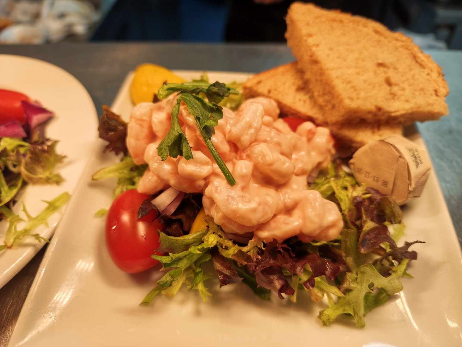 Prawn cocktail with salad and bread
